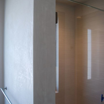 Clay walls in the bathroom