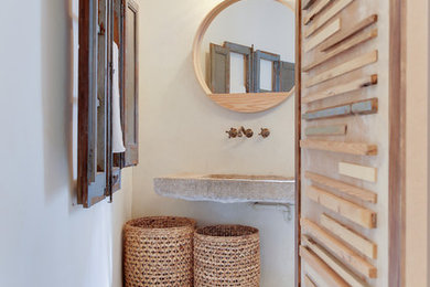 Diseño de cuarto de baño mediterráneo con espejo con luz