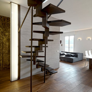 Ejemplo de escalera de caracol, actual, pequeña, sin contrahuella, con escalones de metal