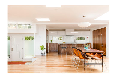 Example of a minimalist home design design in Seattle