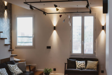 Réalisation d'un salon blanc et bois minimaliste de taille moyenne et ouvert avec une bibliothèque ou un coin lecture, un mur blanc, parquet clair, une cheminée double-face, un manteau de cheminée en plâtre, un téléviseur encastré, poutres apparentes et un plafond cathédrale.