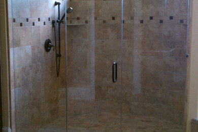 Foto de cuarto de baño clásico con ducha a ras de suelo y baldosas y/o azulejos beige