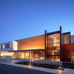 Foto de fachada minimalista, grande, de dos plantas, con revestimientos combinados y tejado plano