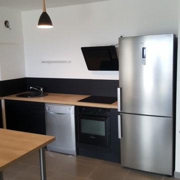 Pose de cuisine contemporaine avec plan de travail en bois