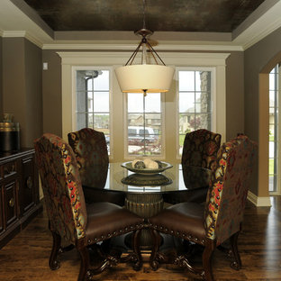 カンザスシティの広いトラディショナルスタイルのLDKの画像 (茶色い壁、濃色無垢フローリング、茶色い床)