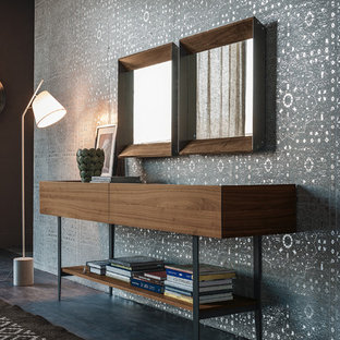 Cette photo montre un grand hall d'entrée éclectique avec mur métallisé, un sol en carrelage de porcelaine et un sol gris.