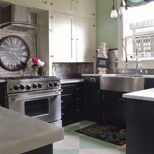 Пример оригинального дизайна: кухня среднего размера в стиле фьюжн с кладовкой, раковиной в стиле кантри, фасадами в стиле шейкер, белыми фасадами, мраморной столешницей, фартуком цвета металлик, фартуком из металлической плитки, техникой из нержавеющей стали и деревянным полом