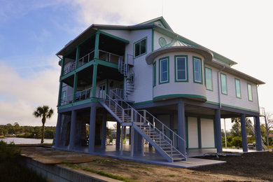Imagen de fachada de casa multicolor marinera grande de dos plantas con revestimiento de metal