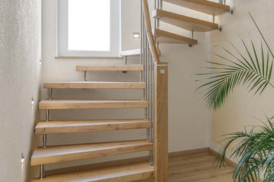 Gewendelte, Mittelgroße Klassische Treppe mit Stahlgeländer in Sonstige