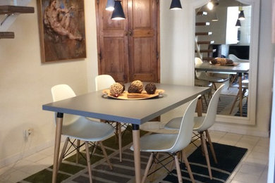 Table contemporaine et chaises Eames