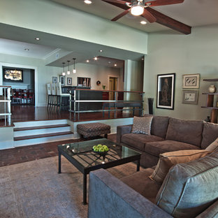 Inspiration för ett stort funkis separat vardagsrum, med ett finrum, tegelgolv, en standard öppen spis, en spiselkrans i trä, en väggmonterad TV, grå väggar och rött golv