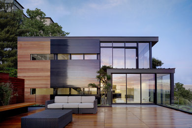 Идея дизайна: большой, трехэтажный частный загородный дом в стиле модернизм с комбинированной облицовкой и плоской крышей