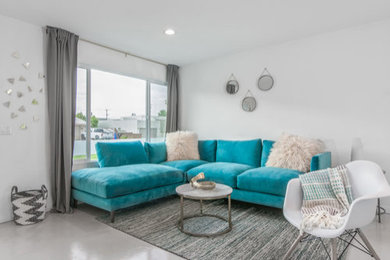 Home design - mid-century modern home design idea in Los Angeles