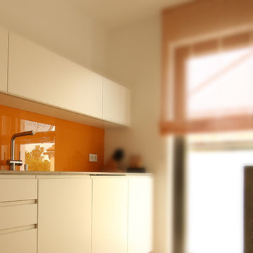 Küche mit Steinarbeitsplatte und Farbtupfer