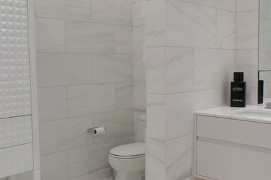 Minimalist bathroom photo in New York