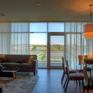 ウィチタの中サイズのコンテンポラリースタイルのLDKの画像 (ベージュの壁、濃色無垢フローリング、暖炉なし)