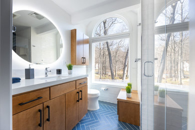 Idées déco pour une salle de bain moderne en bois clair avec un carrelage bleu, un plan de toilette en quartz, un plan de toilette blanc, meuble simple vasque et meuble-lavabo encastré.