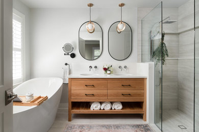 オタワにあるラグジュアリーな中くらいなトランジショナルスタイルのおしゃれな浴室の写真