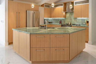 Kitchen photo in Miami