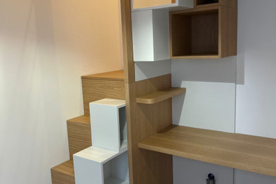 Exemple d'un petit escalier peint tendance en L avec des marches en bois et un garde-corps en bois.