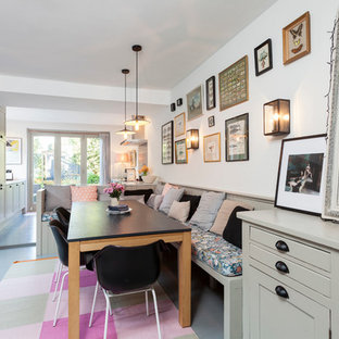 Skandinavisches Esszimmer mit weißer Wandfarbe und gebeiztem Holzboden in London