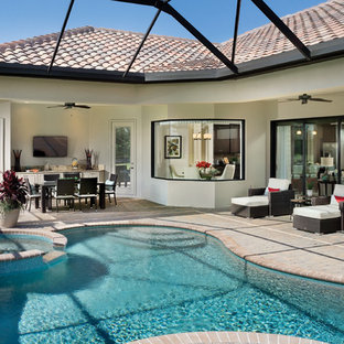 Idéer för stora anpassad pooler på baksidan av huset, med spabad och marksten i tegel