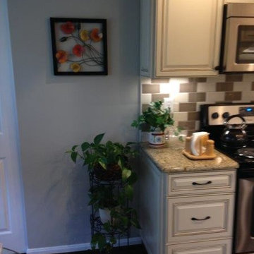 Condo kitchen w/two-tone backsplash
