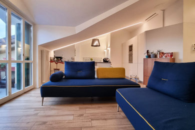 Ispirazione per un ampio soggiorno contemporaneo aperto con pareti beige, pavimento in gres porcellanato e TV a parete