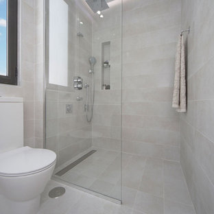 Esempio di una piccola stanza da bagno con doccia moderna con nessun'anta, doccia a filo pavimento, orinatoio, piastrelle grigie, piastrelle in ceramica, pareti grigie, pavimento con piastrelle in ceramica, pavimento grigio e doccia aperta