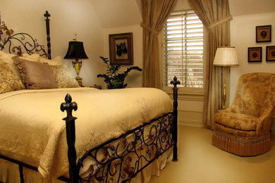 他の地域にあるトラディショナルスタイルのおしゃれな客用寝室 (カーペット敷き) のインテリア