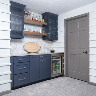 インディアナポリスの中サイズのトランジショナルスタイルのおしゃれなホームバー (シンクなし、落し込みパネル扉のキャビネット、青いキャビネット、クオーツストーンカウンター、白いキッチンパネル、大理石の床、カーペット敷き、グレーの床、グレーのキッチンカウンター) の写真
