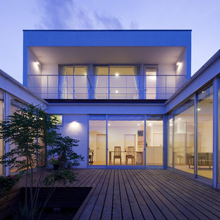 他の地域の大きいモダンスタイルのおしゃれなデッキ (日よけなし) の写真