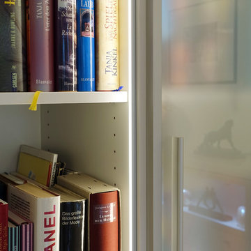 Bücherschrank mit integrierter LED-Lichtleiste