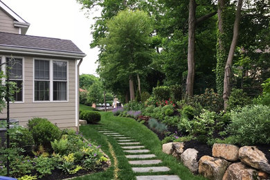 Design ideas for a mid-sized contemporary backyard garden path.