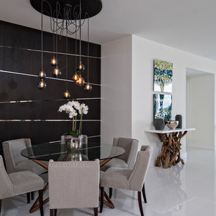 На фото: гостиная-столовая в современном стиле с серебряными стенами и белым полом без камина с