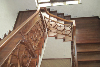 деревянная лестница на бетоне.