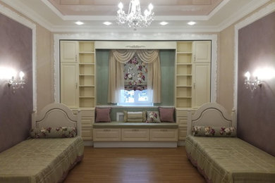 Imagen de dormitorio infantil de 4 a 10 años clásico grande con paredes púrpuras, suelo laminado y suelo beige