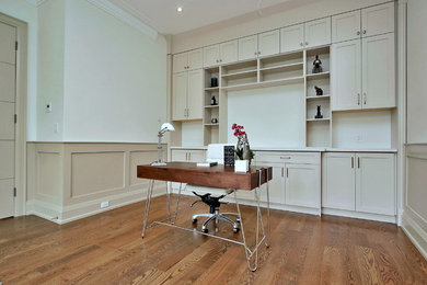 Home office photo in Toronto