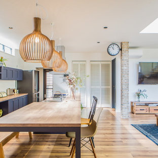 名古屋のビーチスタイルのLDKの画像 (ベージュの壁、無垢フローリング、ベージュの床)