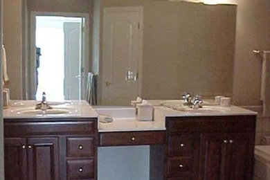 Diseño de cuarto de baño principal clásico renovado de tamaño medio con armarios con paneles con relieve, puertas de armario de madera oscura y paredes beige