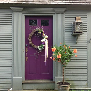 Новый формат декора квартиры: прихожая в стиле кантри с зелеными стенами, бетонным полом, одностворчатой входной дверью и фиолетовой входной дверью