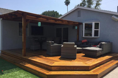 Example of a trendy patio design in Los Angeles