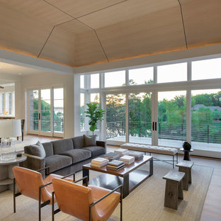 Idéer för ett mycket stort modernt allrum med öppen planlösning, med vita väggar, ljust trägolv, en standard öppen spis, en spiselkrans i sten och en dold TV