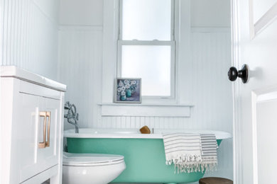 Inspiration for a modern bathroom remodel in Tampa