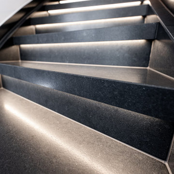 Treppenrenovierung einer Holztreppe mit schwarzen Steinstufen und LED Licht