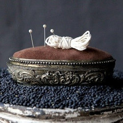 ANTIQUE GOLD VELVET PIN CUSHION - Products