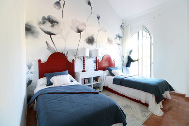 Ejemplo de habitación de invitados actual de tamaño medio con paredes blancas