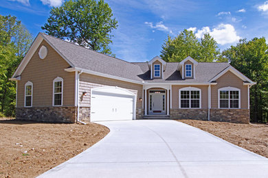 Inspiration for an exterior home remodel in Cleveland
