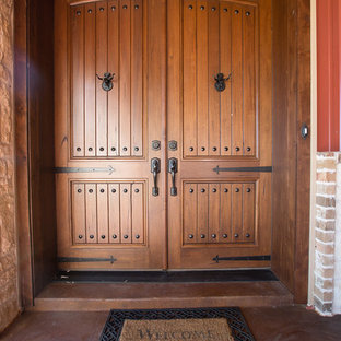 ダラスの中サイズの両開きドアラスティックスタイルのおしゃれな玄関ドア (赤い壁、木目調のドア) の写真