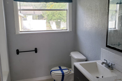 Example of a minimalist home design design in Tampa